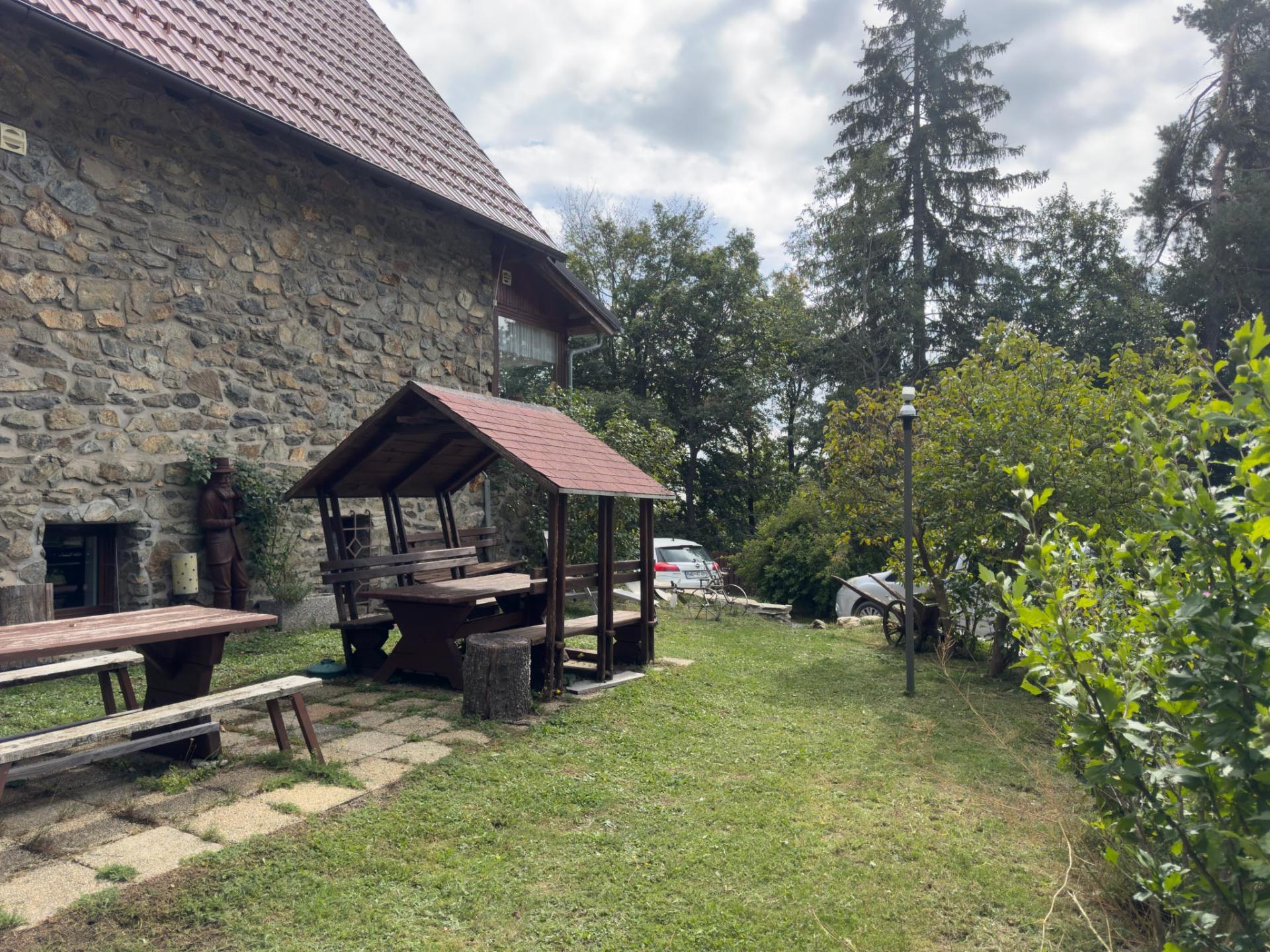Nadstrešnica z žarom na vrtu Gostišča Jelka